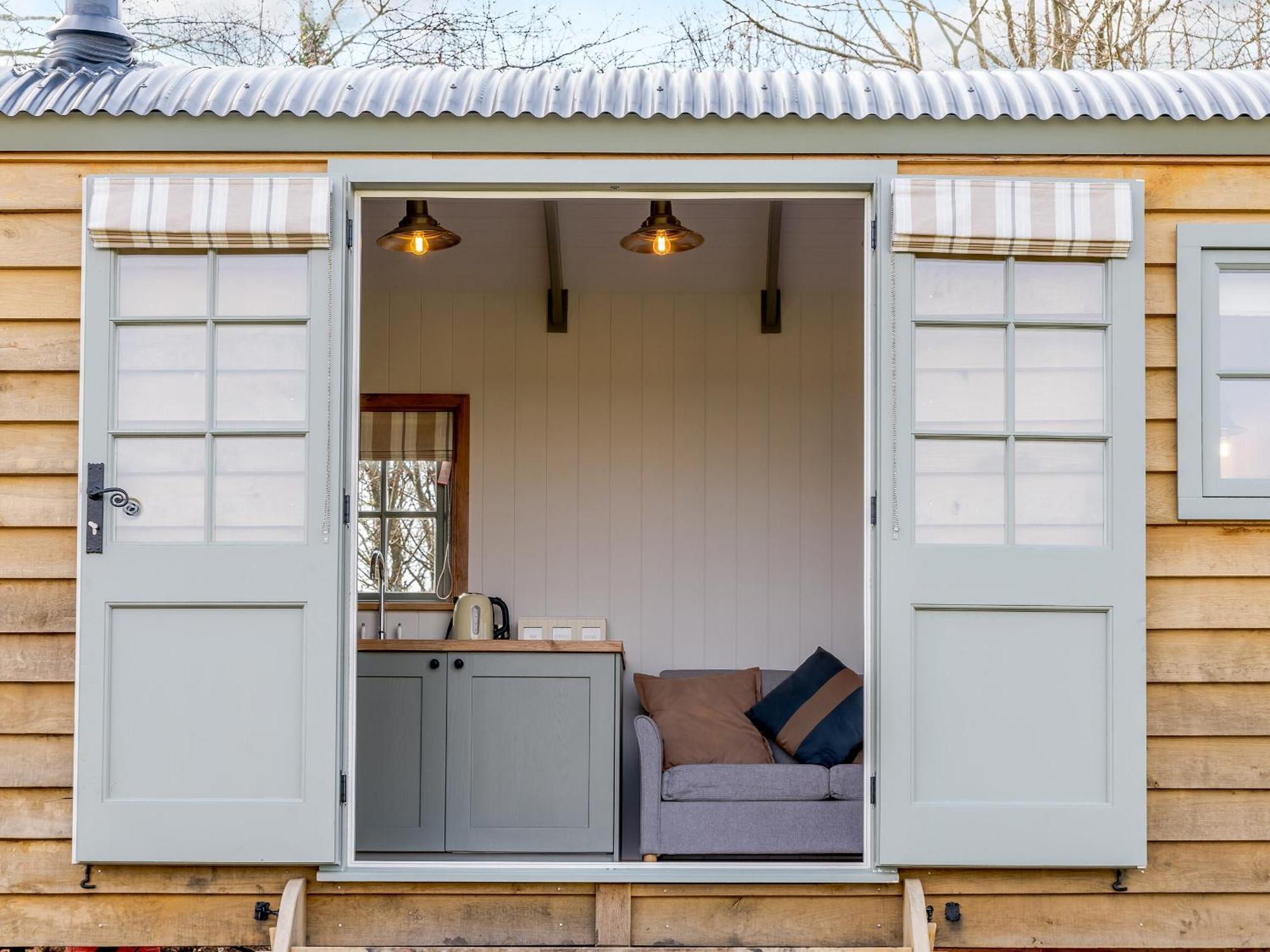 Shepherds Hut Retreat Alderbury Exterior photo
